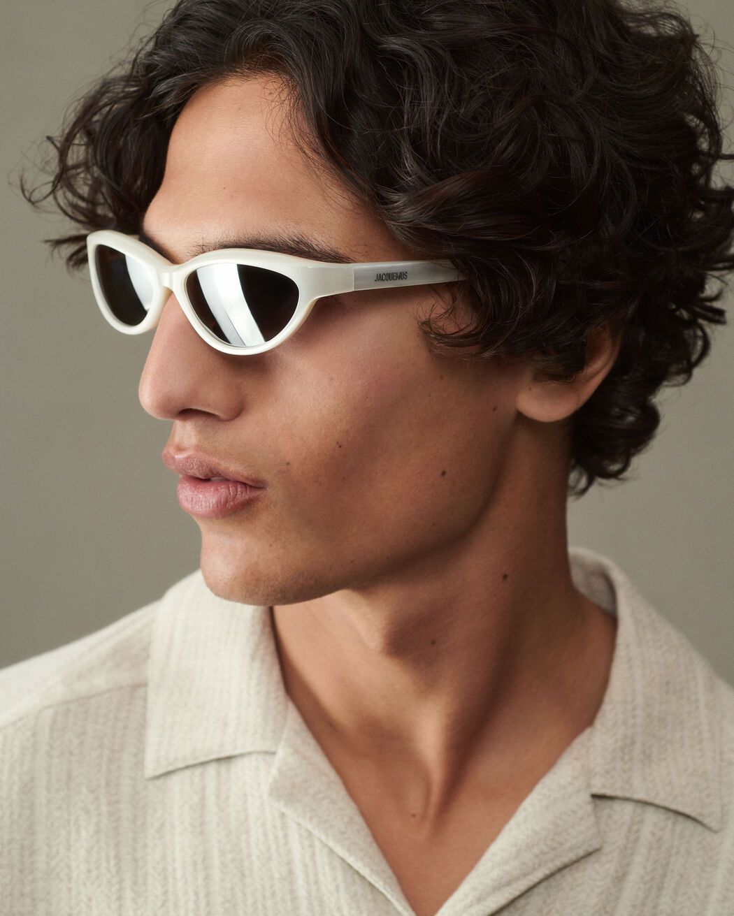 The Curvo sunglasses
 jacquemus the curvo sunglasses