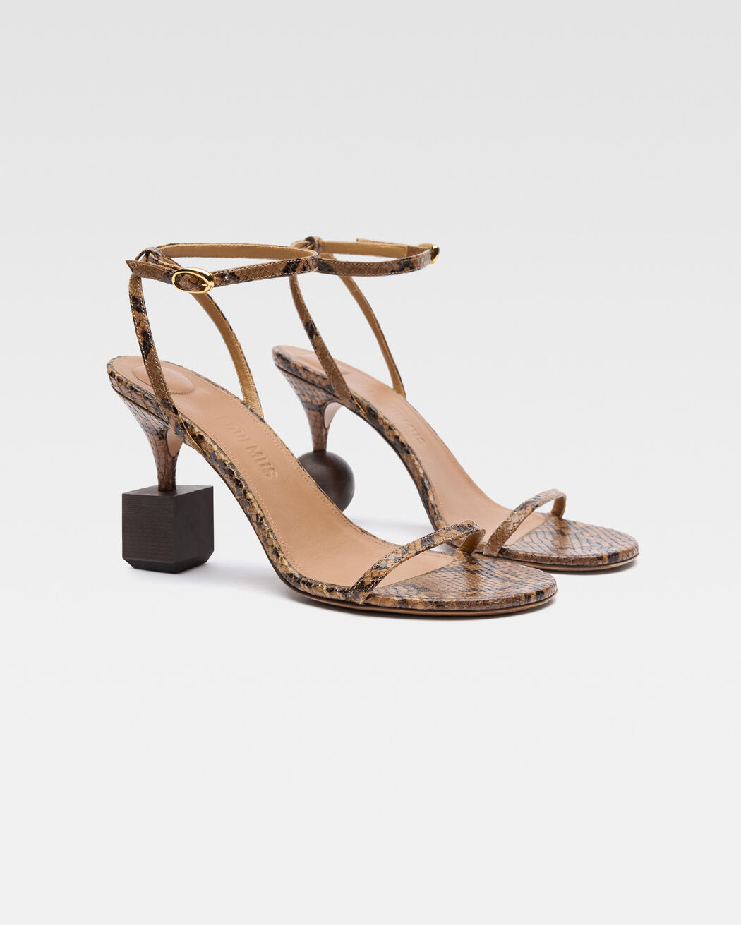 The Bisou صندل jacquemus the bisou صندل