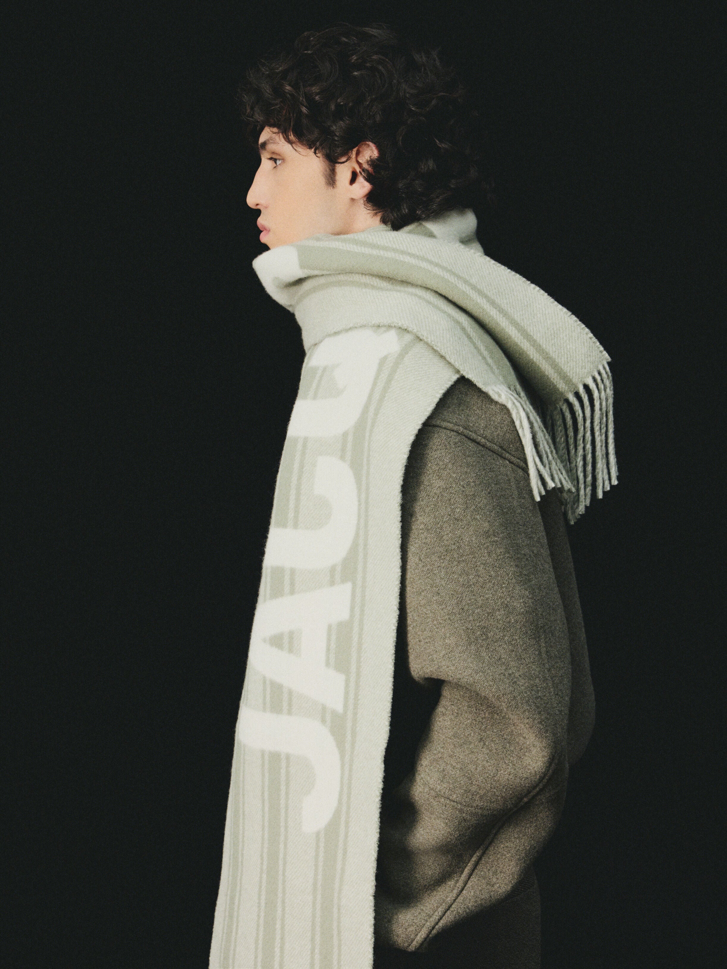 Shop Scarves, Beanies & Gloves for Women | JACQUEMUS KSA