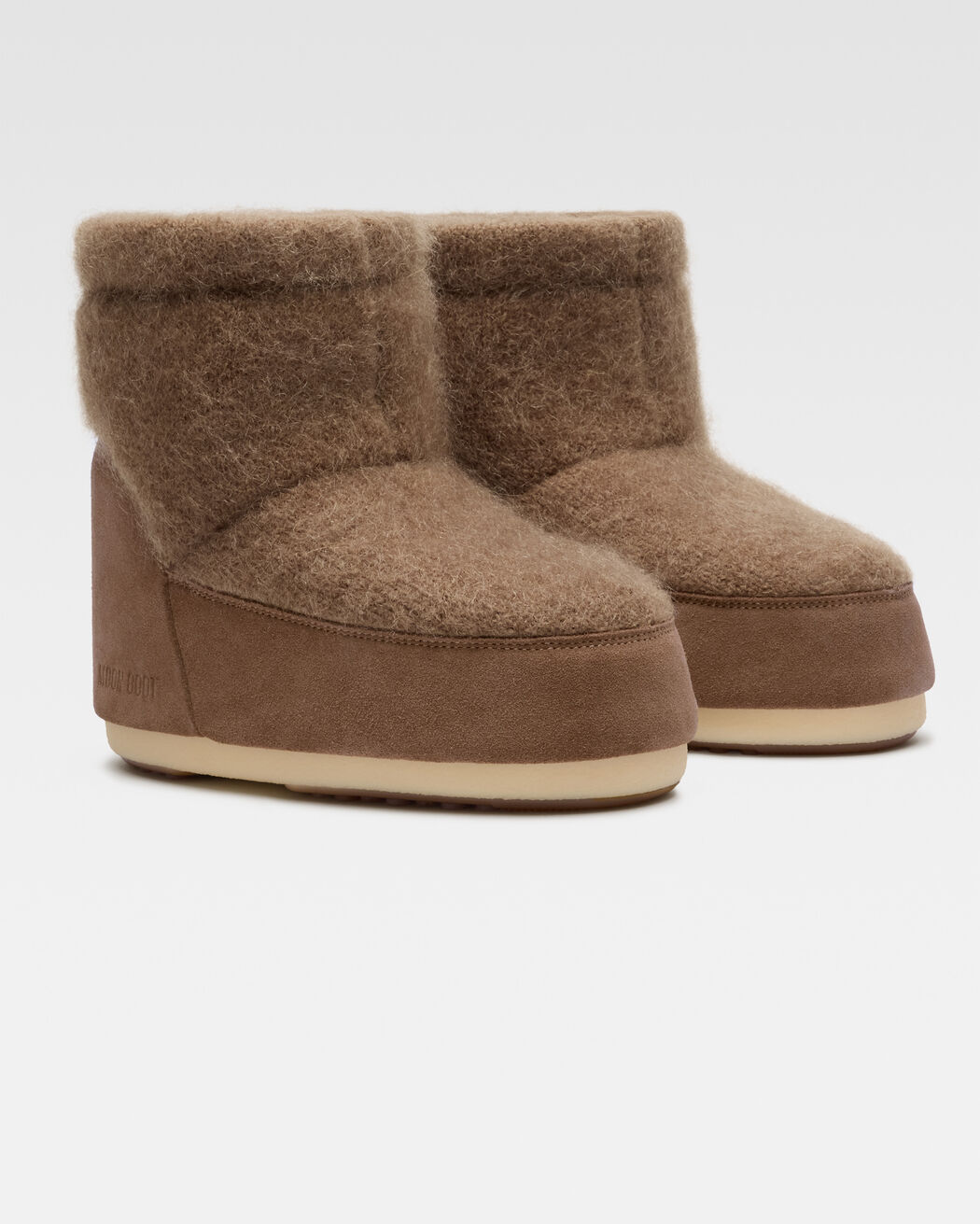 حذاء بوت The Jacquemus Mohair Moon Boot حذاء بوت the jacquemus mohair moon boot