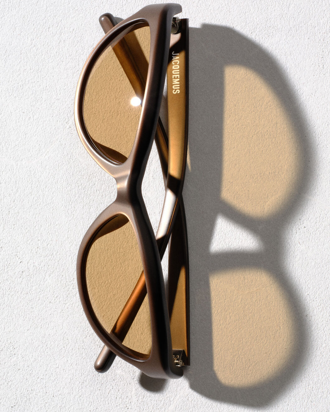The Curvo sunglasses
 jacquemus the curvo sunglasses