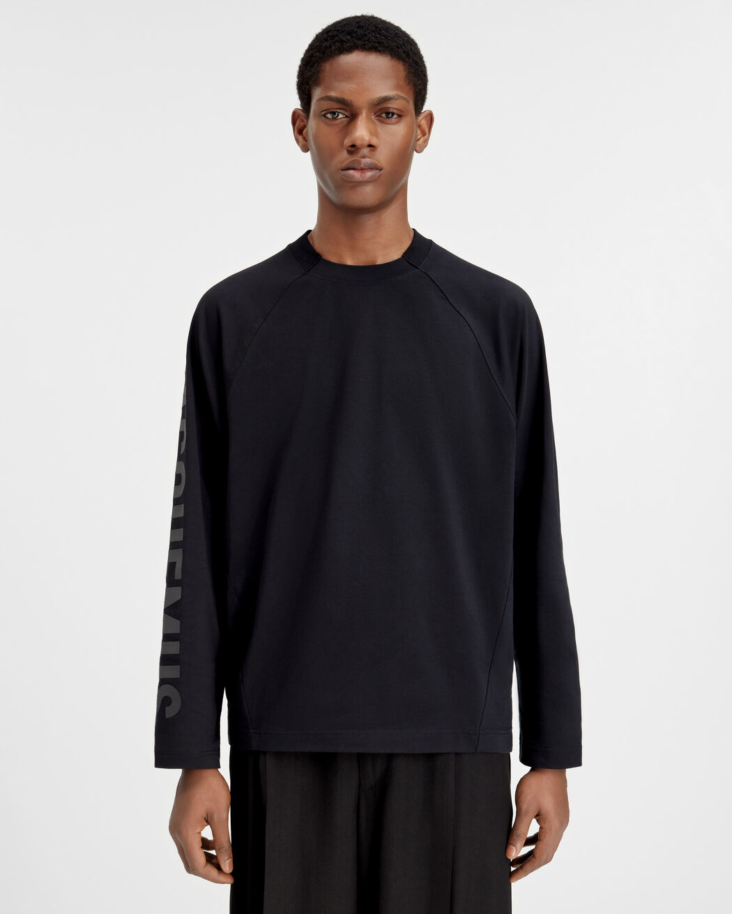 تي شيرت Le T-Shirt Typo Manches Longues jacquemus تي شيرت le t shirt typo manches longues