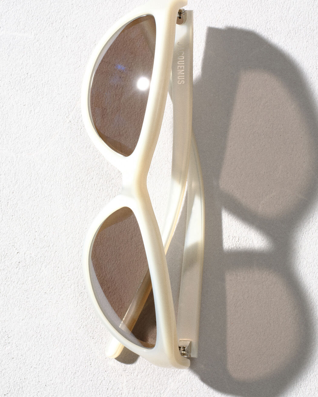 The Curvo sunglasses
 jacquemus the curvo sunglasses