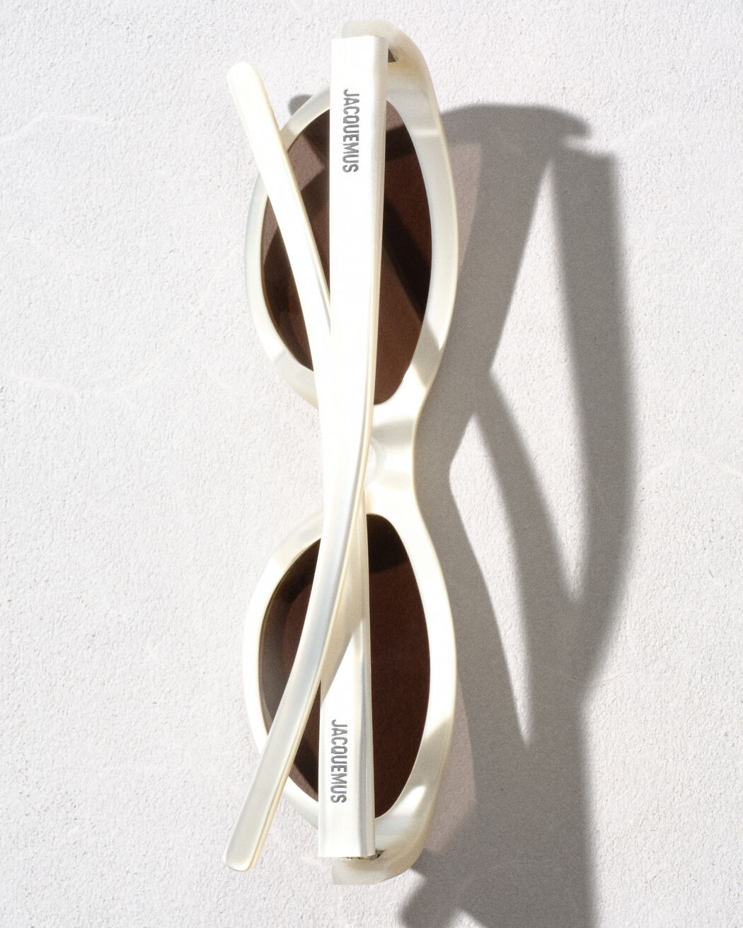 The Curvo sunglasses
 jacquemus the curvo sunglasses