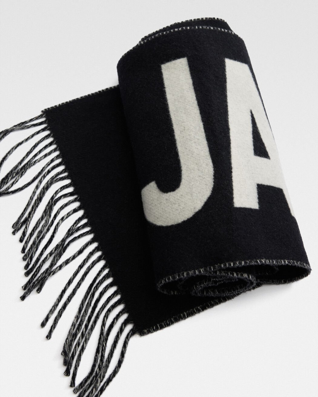 The Jacquemus scarf the jacquemus scarf
