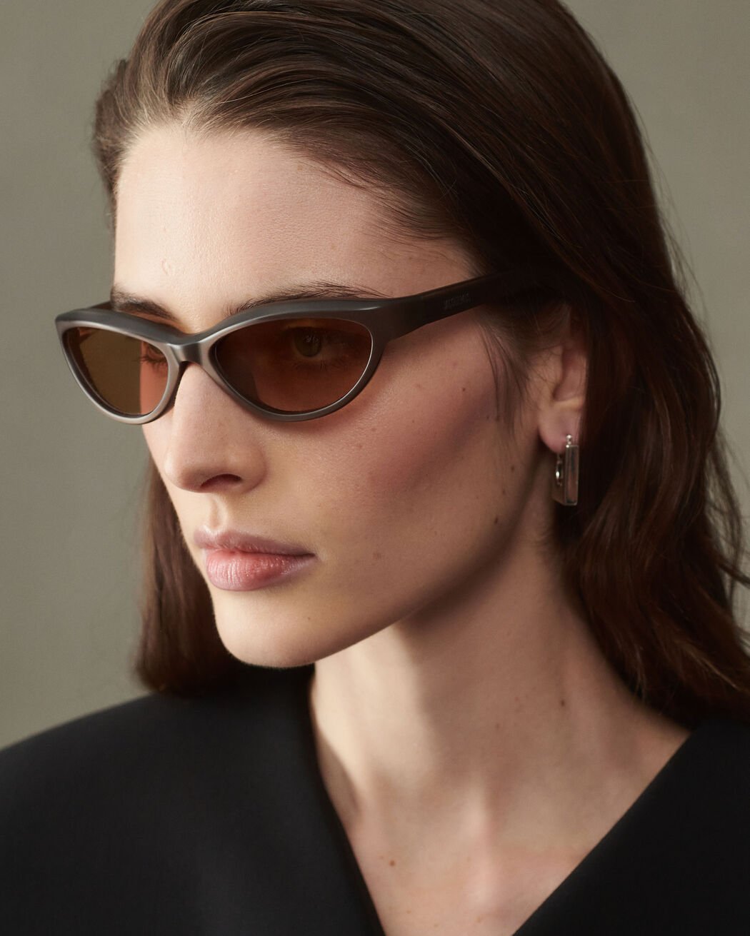 The Curvo sunglasses
 jacquemus the curvo sunglasses