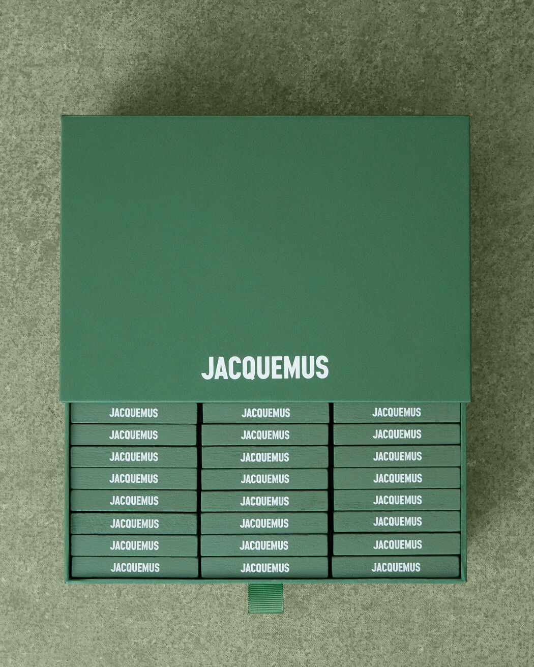 لعبة المكعبات La Tour jacquemus لعبة المكعبات la tour