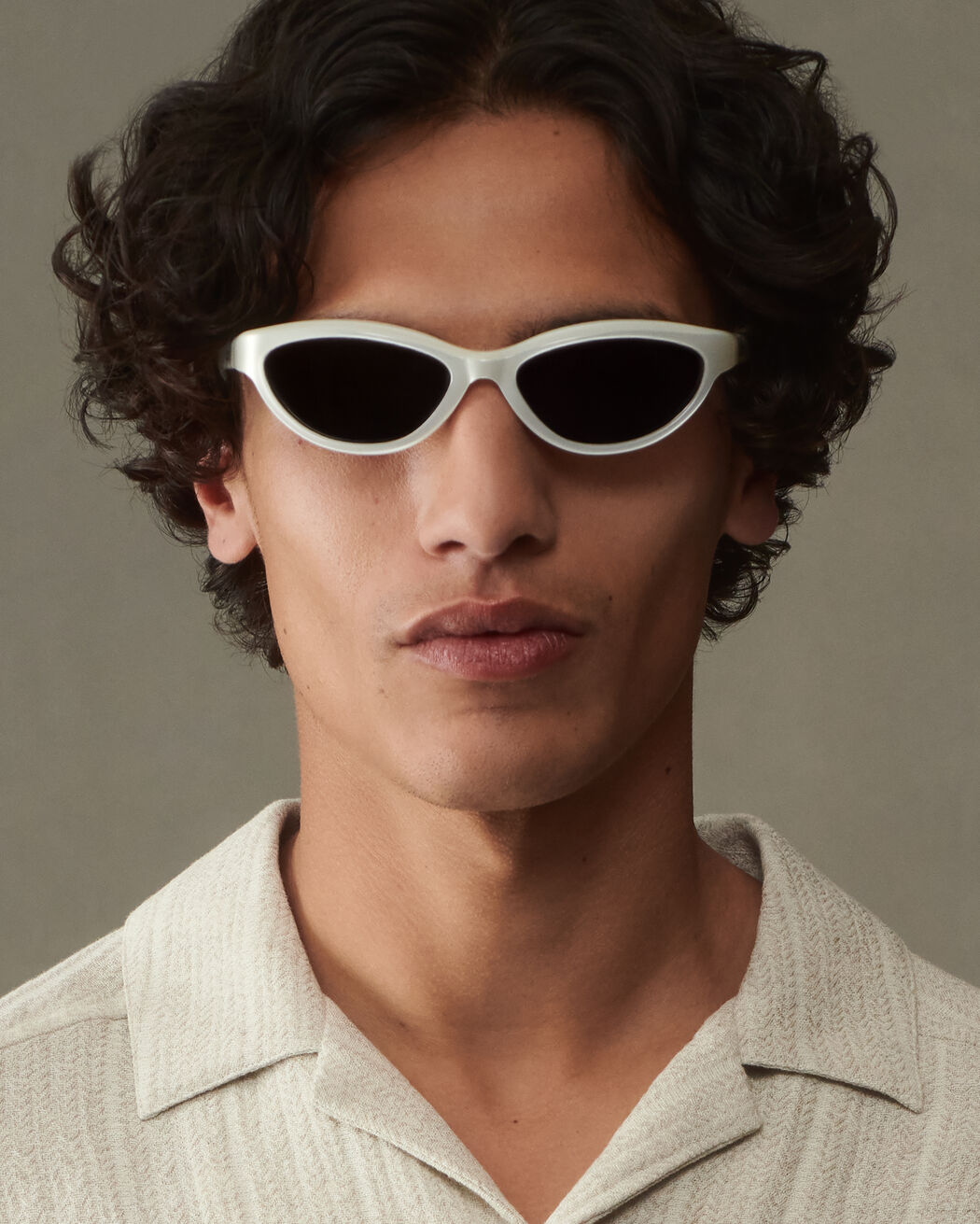The Curvo sunglasses
 jacquemus the curvo sunglasses