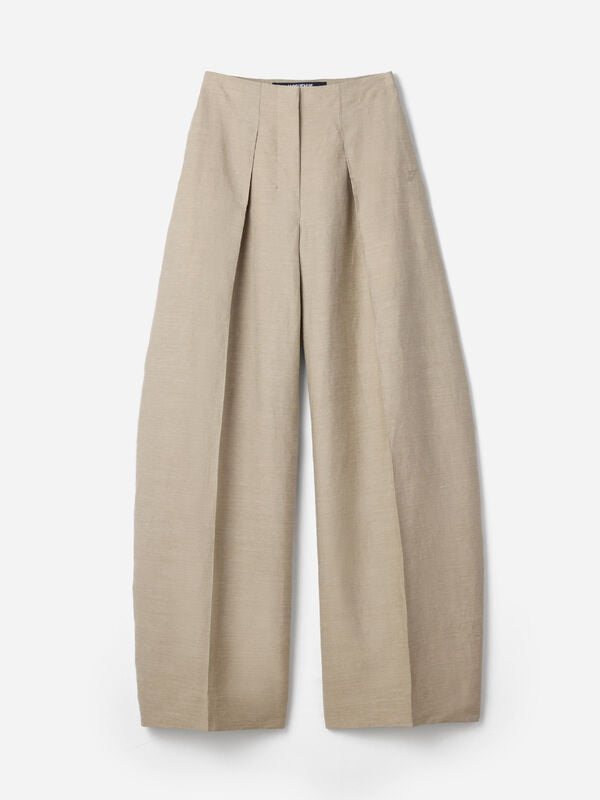 بنطال بقصة انسيابية The Ovalo jacquemus بنطال بقصة انسيابية the ovalo