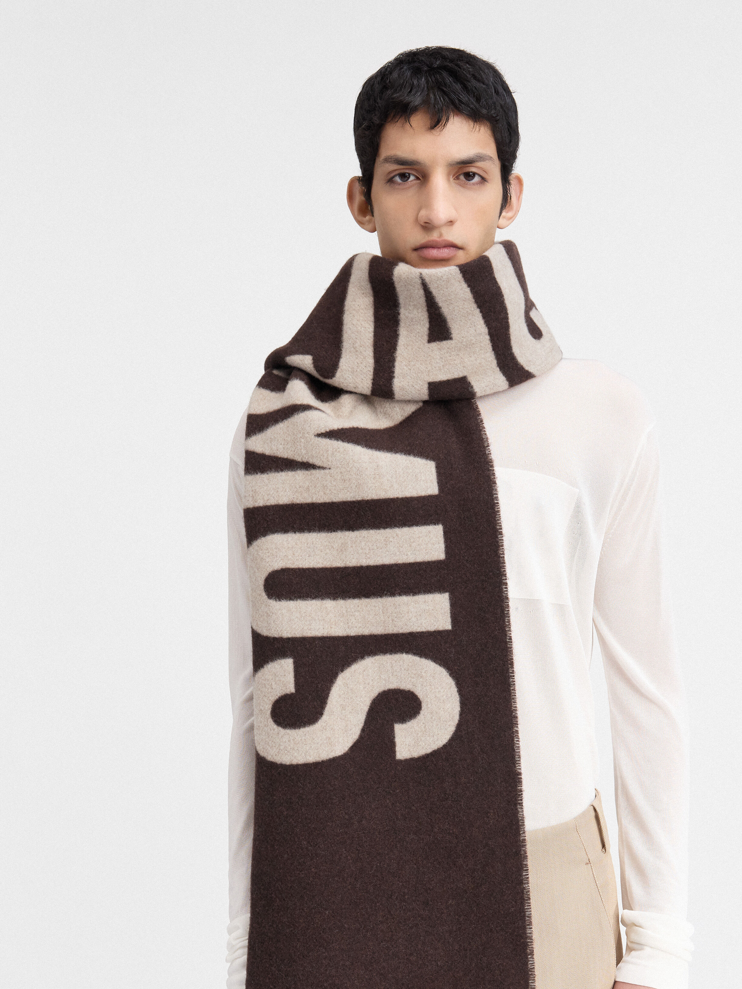 マフラー・ストール JACQUEMUS FW25 L ECHARPE JACQUEMUS (ACU00435 AOT4001990) The Jacquemus scarf by JACQUEMUS | Official website