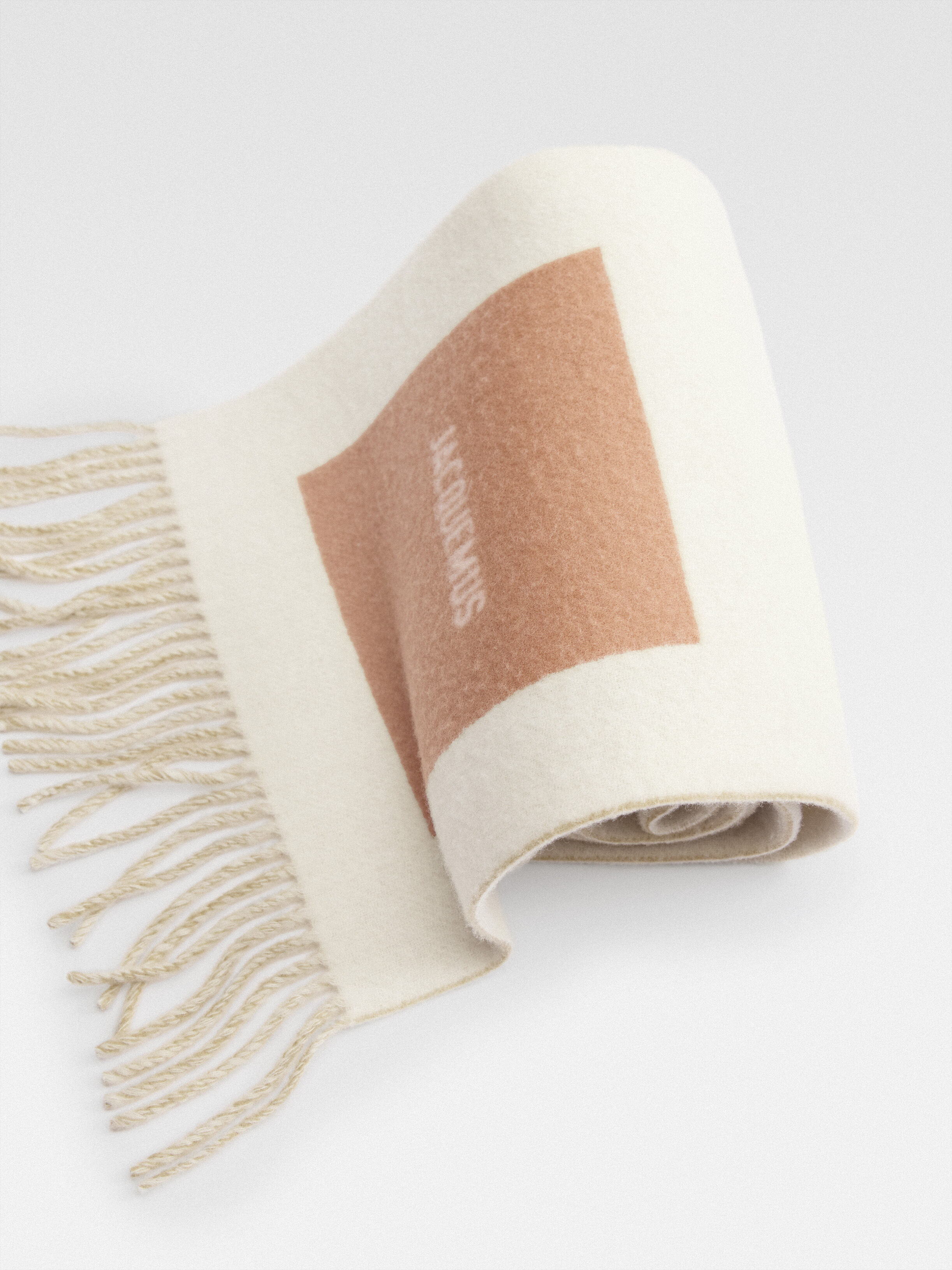 The Rond Carré scarf | Women | JACQUEMUS KSA Official Website