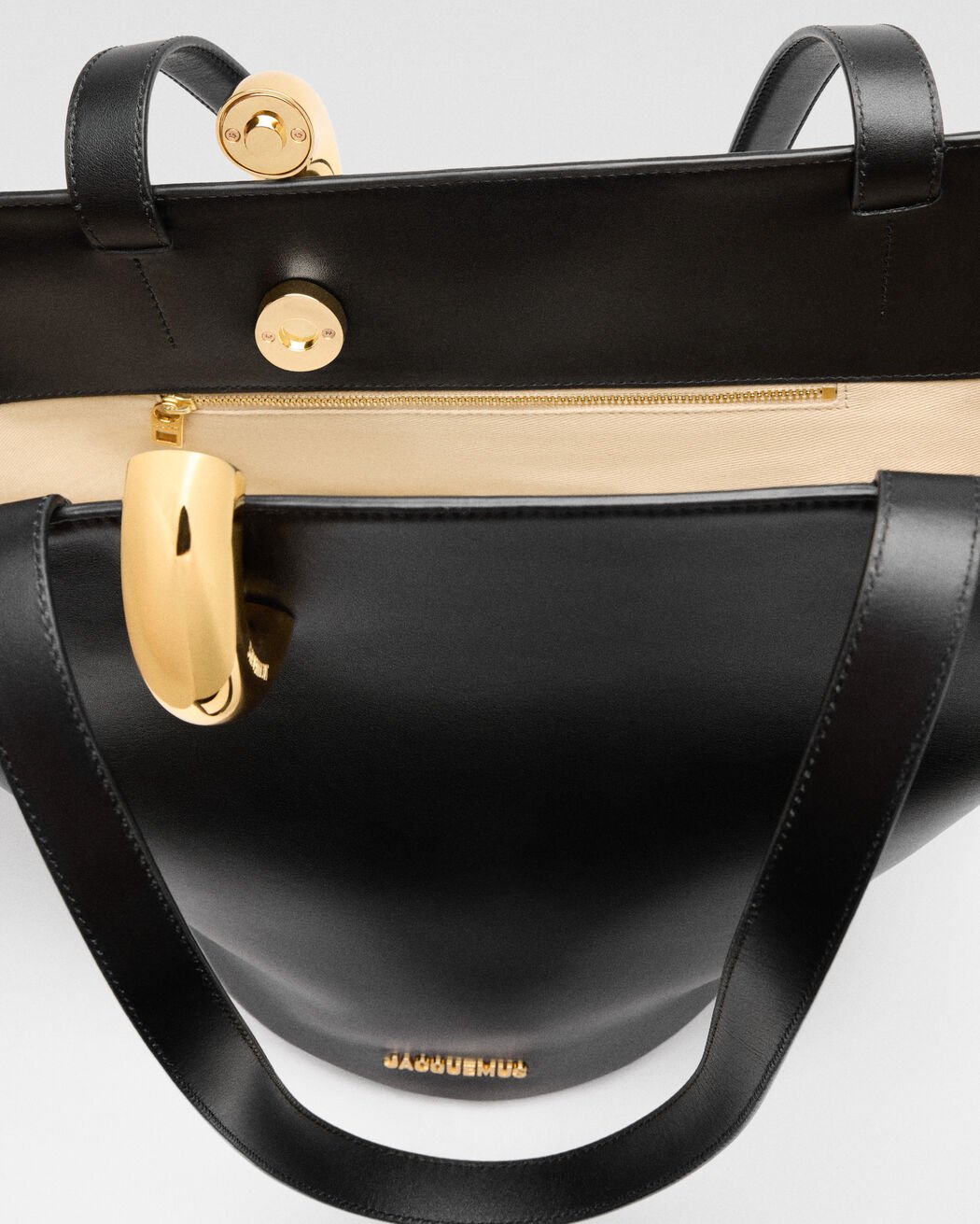 The medium Bambola jacquemus the medium bambola