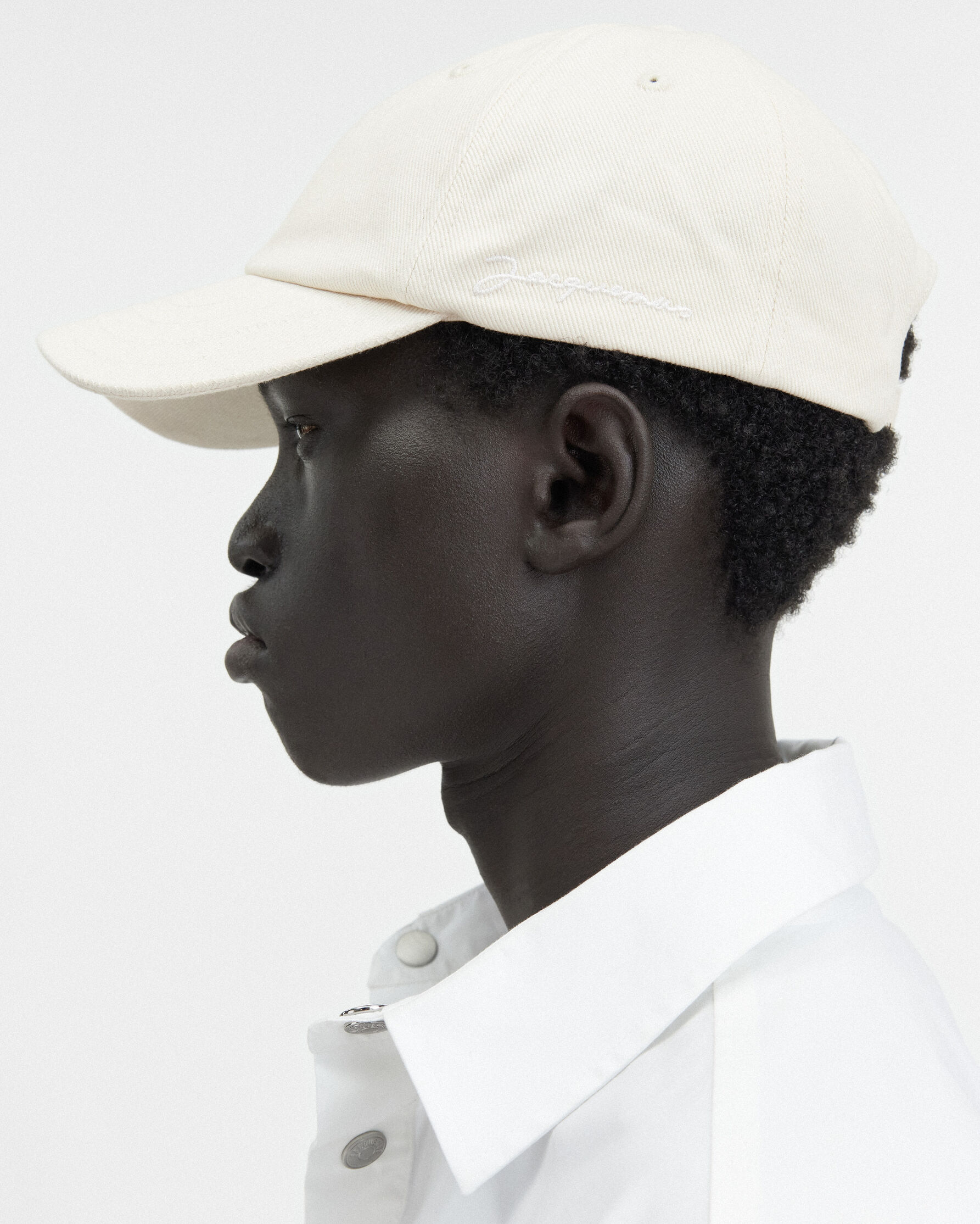 The Jacquemus Cap, White | JACQUEMUS KSA display picture 1