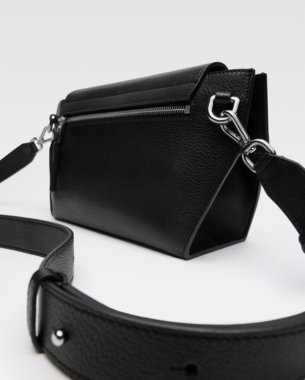 حقيبة Le Messenger Capri jacquemus حقيبة le messenger capri