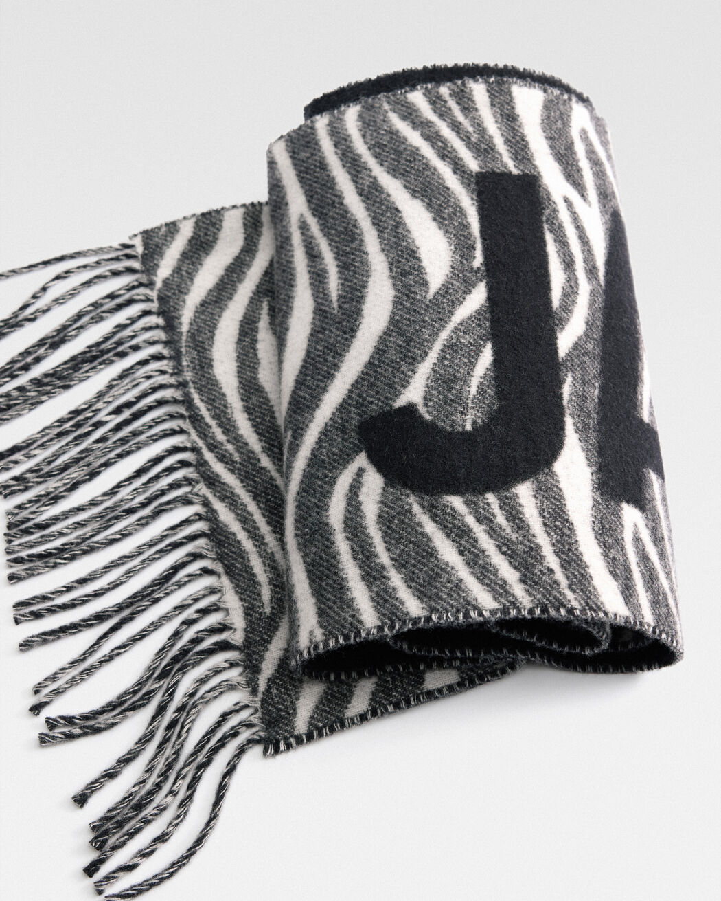 The Jacquemus scarf the jacquemus scarf