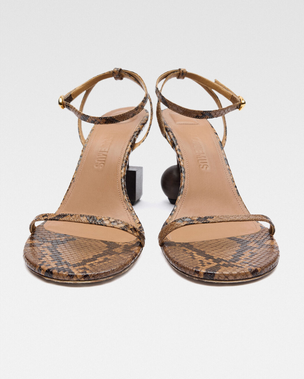 The Bisou صندل jacquemus the bisou صندل