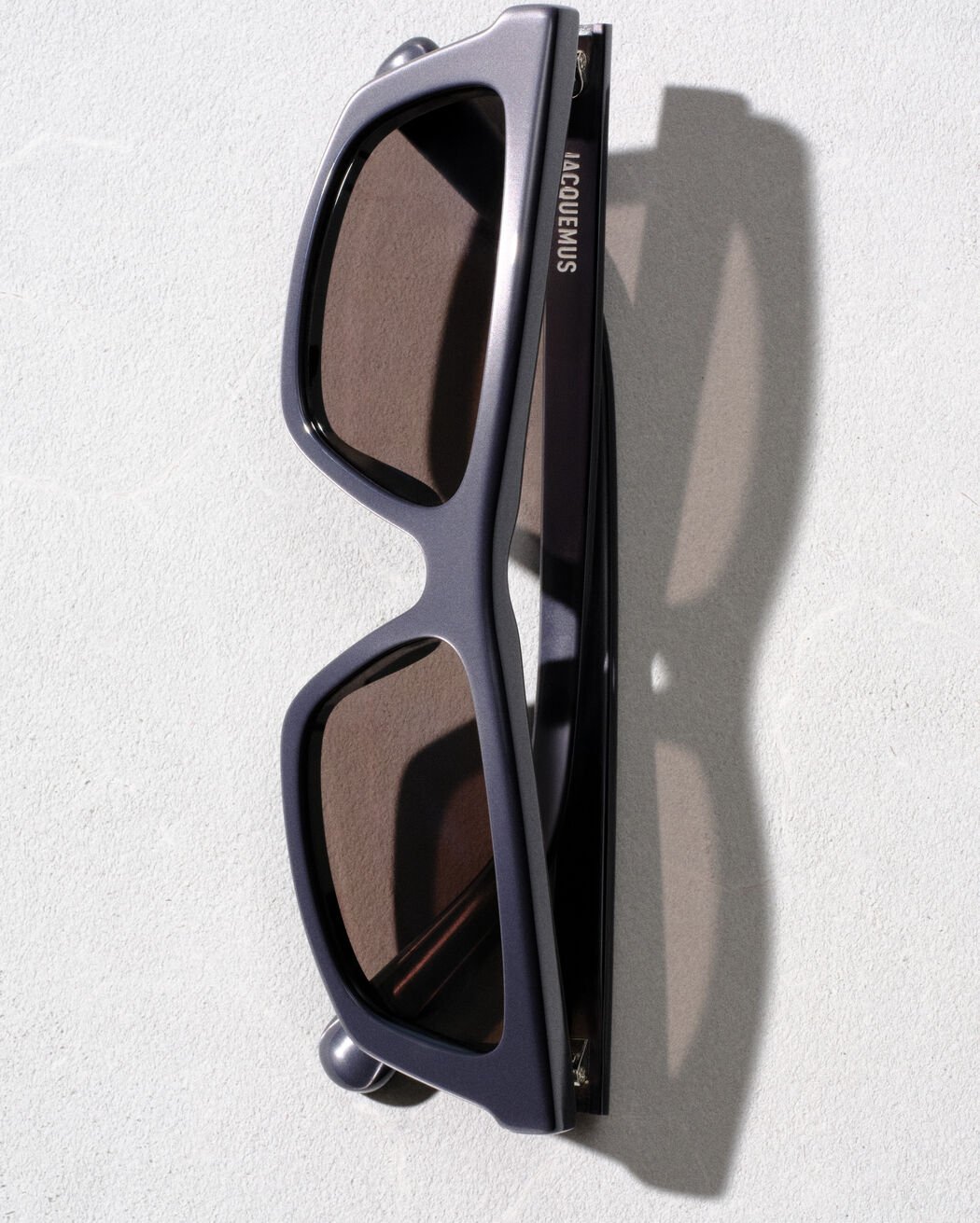 The Trapezi sunglasses
 jacquemus the trapezi sunglasses