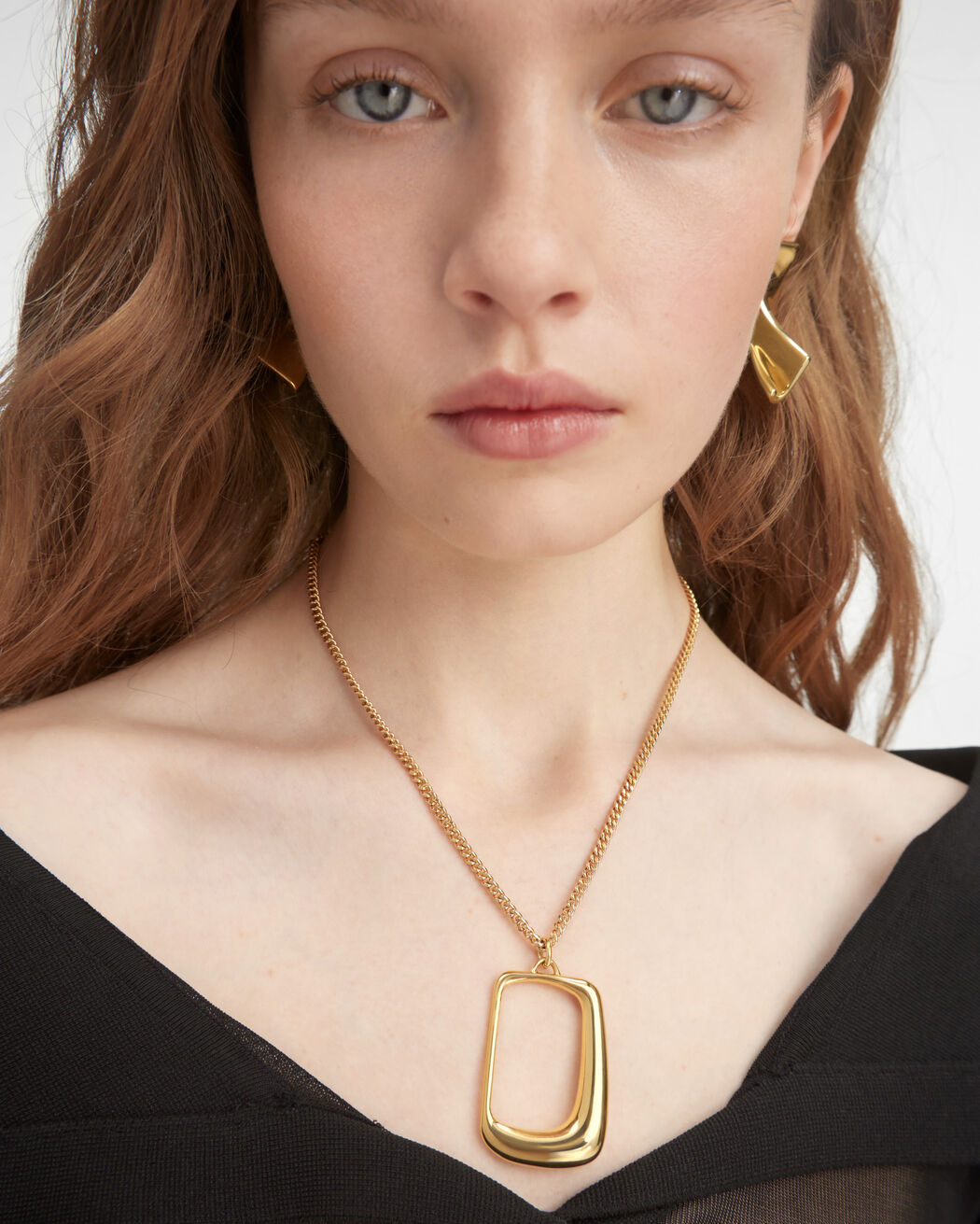 The Ovalo necklace jacquemus the ovalo necklace