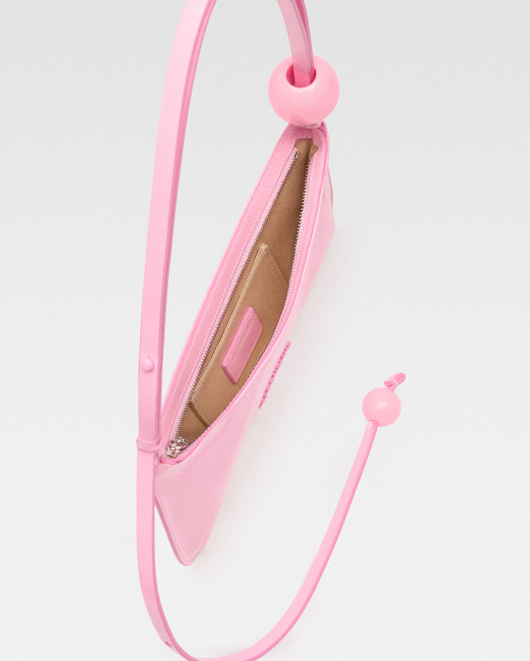 حقيبة Le Bisou Perle jacquemus حقيبة le bisou perle