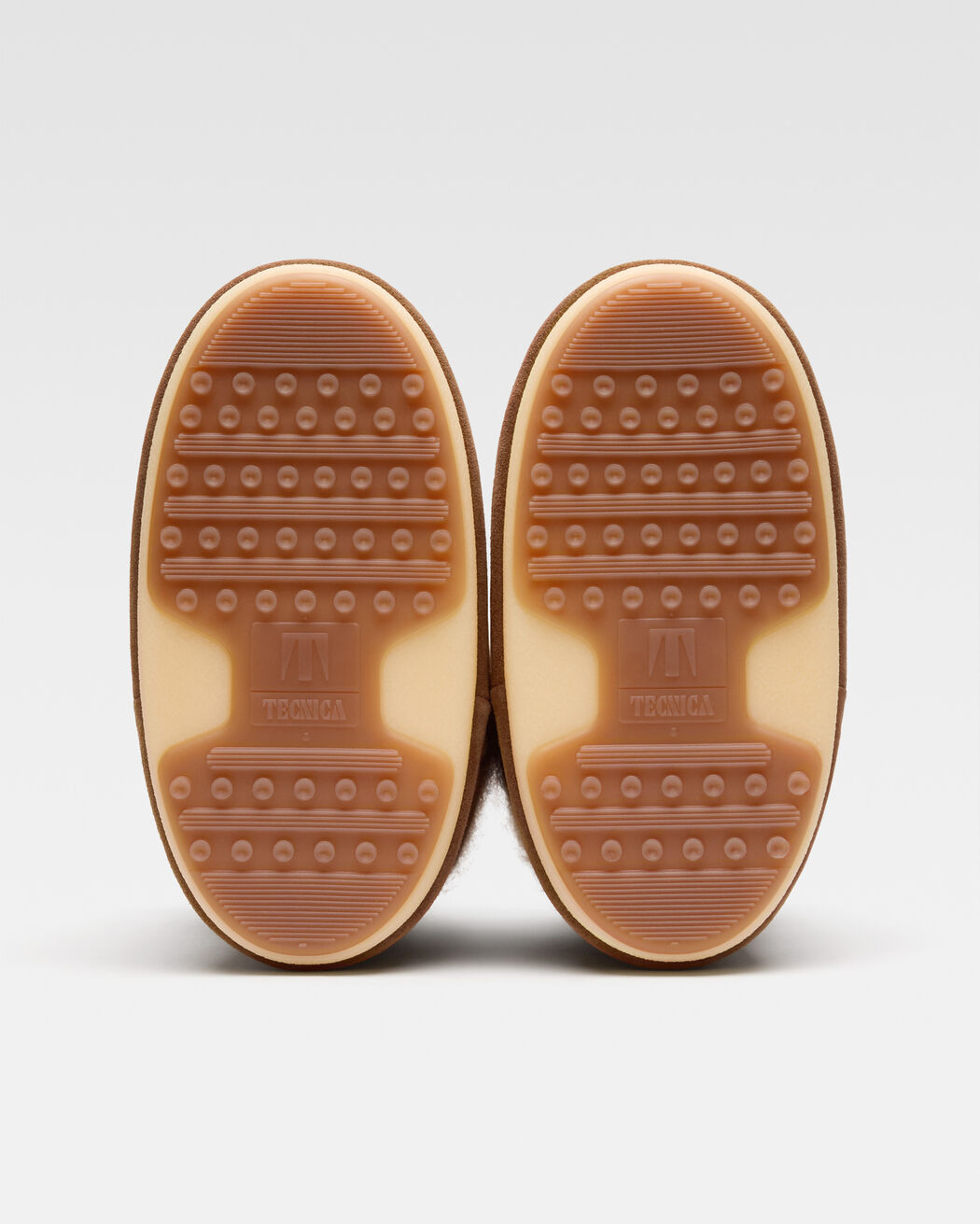 حذاء بوت The Jacquemus Mohair Moon Boot حذاء بوت the jacquemus mohair moon boot