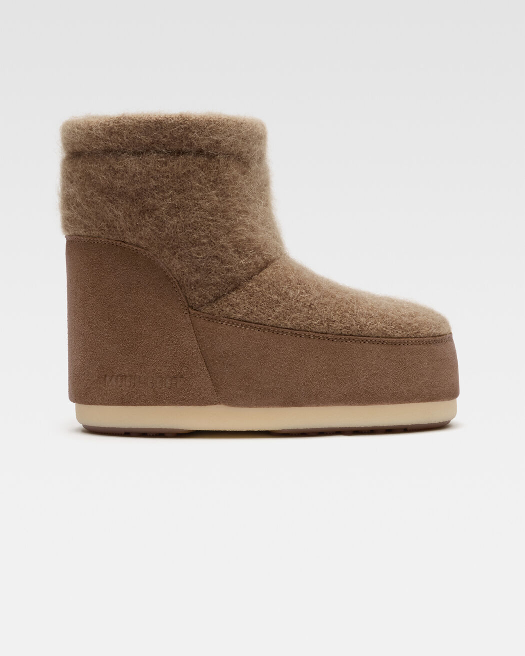 حذاء بوت The Jacquemus Mohair Moon Boot حذاء بوت the jacquemus mohair moon boot